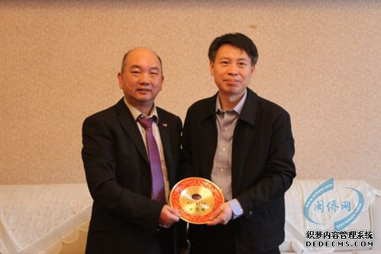 福建省侨办副主任刘良辉（右）在福州会见了爱尔兰福建商会访问团一行。